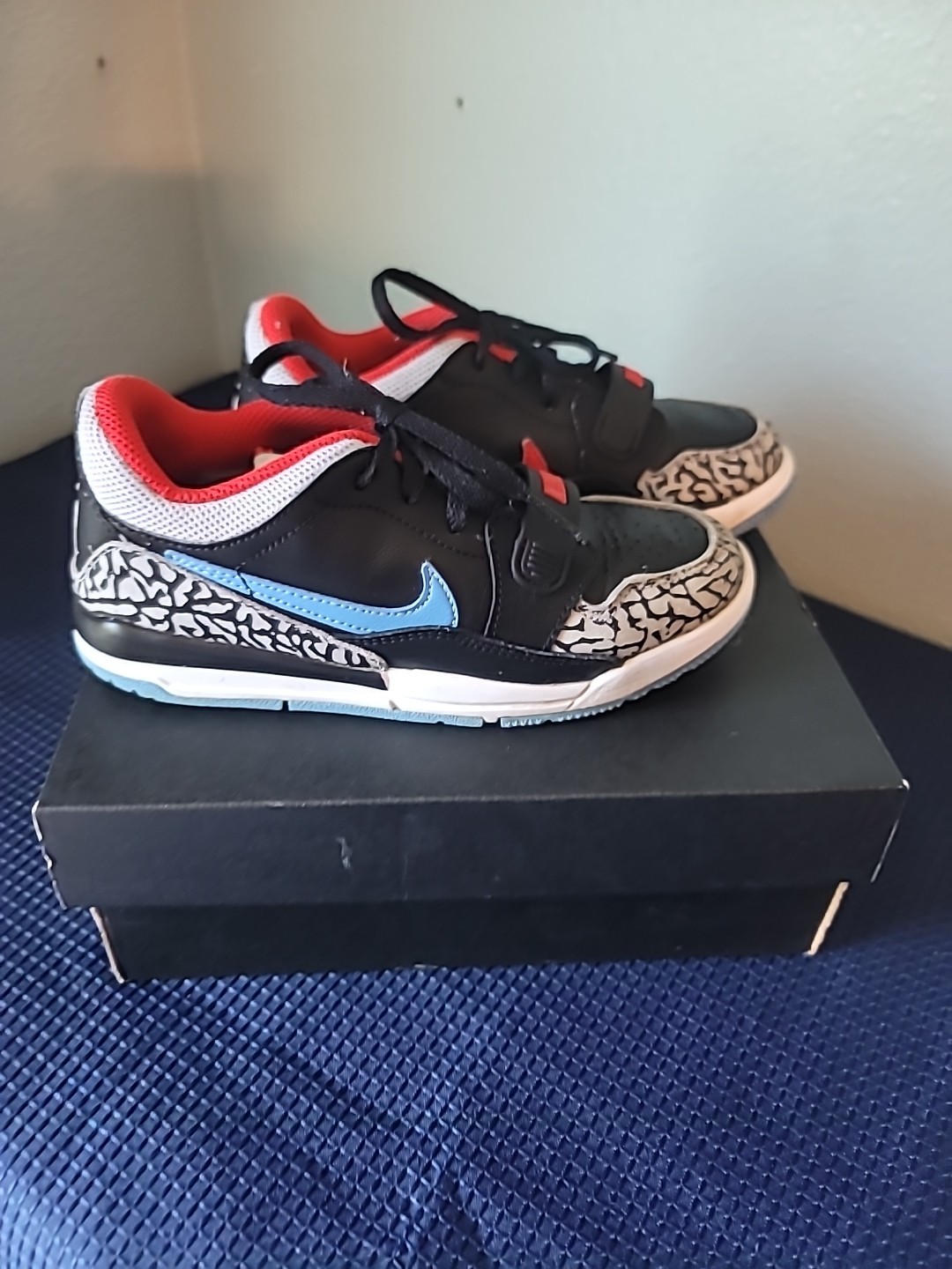 Jordan Legacy 312 Low Size 13 1/2c  Color Black/wolf Gray- Valor Blue Kids