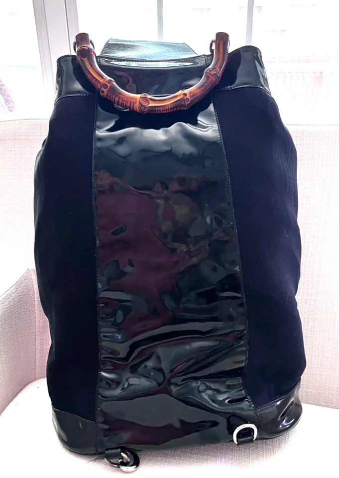 Bolso Mochila Vintage GUCCI Negro Nylon y Charol Bambú Mango Una Correa Foto 2 de 4