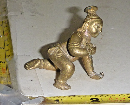 Antigua estatuilla grabada de latón/bronce dios hindú bebé Krishna - India ~2x2"