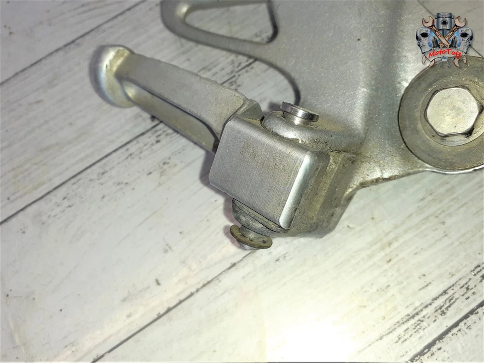 SUPPORT CALE PIED ARRIERE DROIT TRIUMPH 955i SPRINT de 1999 à 2004 - réf : 71 - Photo 3/4