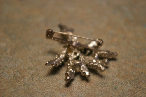 VINTAGE 'SCOTTISH THISTLE' PAINTED ENAMEL WHITE METAL PIN BACK BROOCH - Foto 9 di 11