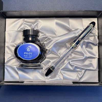 Pilot Custom 823- Fountain Pen in Clear with Gold trim/Medium (M) nib/14K nib