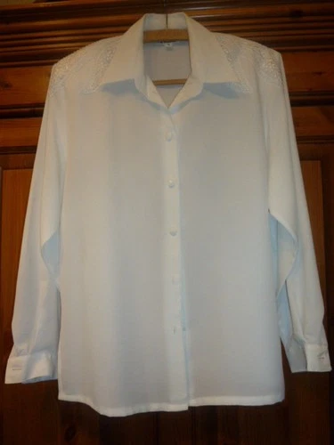 klassische Damen Bluse mit Stickerei und schönen Knöpfen Gr 36