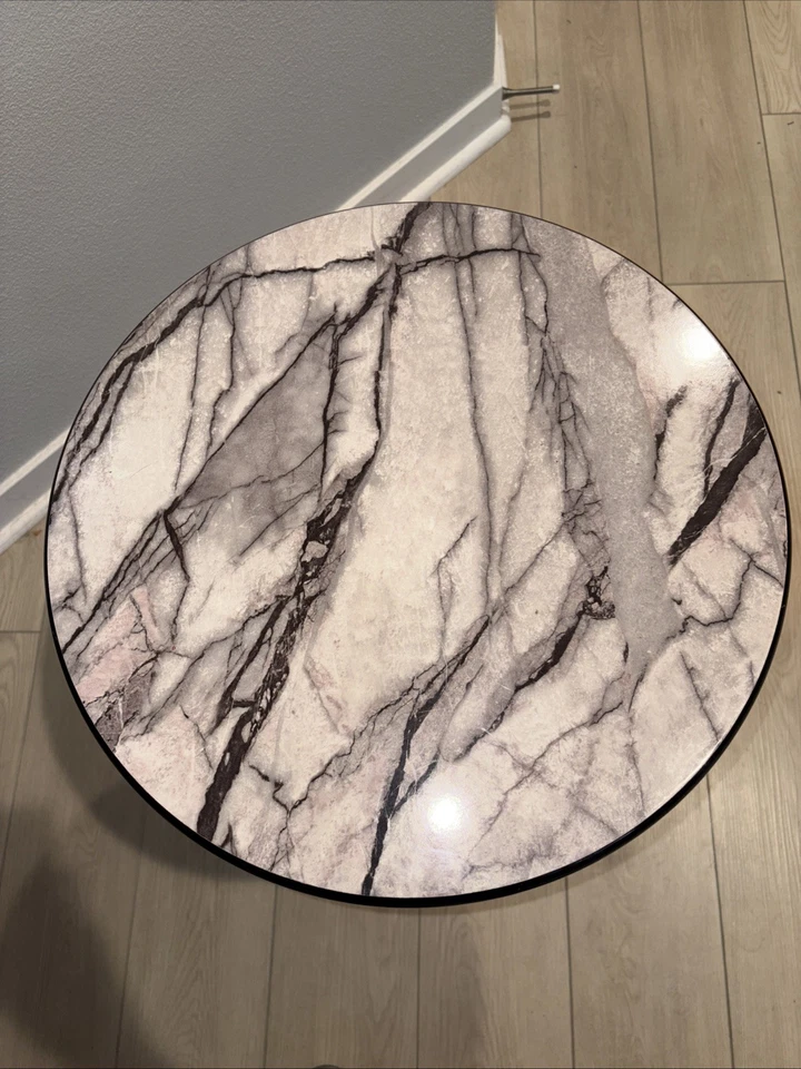 Mesa auxiliar contemporánea con detalles de ramita Global View con tapa de mármol Foto 3 de 4