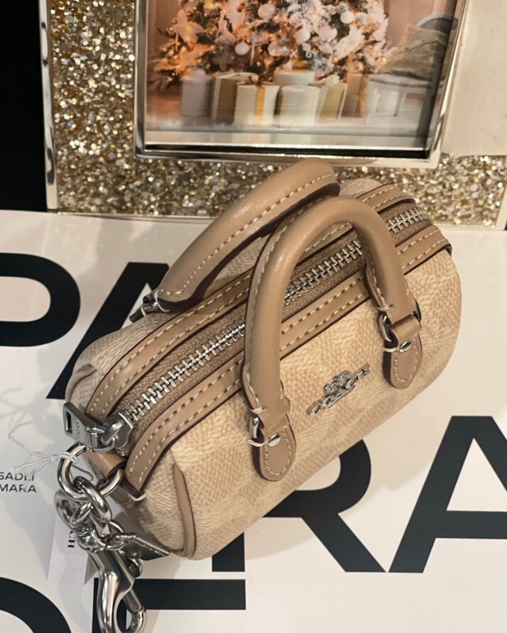 COACH ベージュレザー キーホルダー CX068