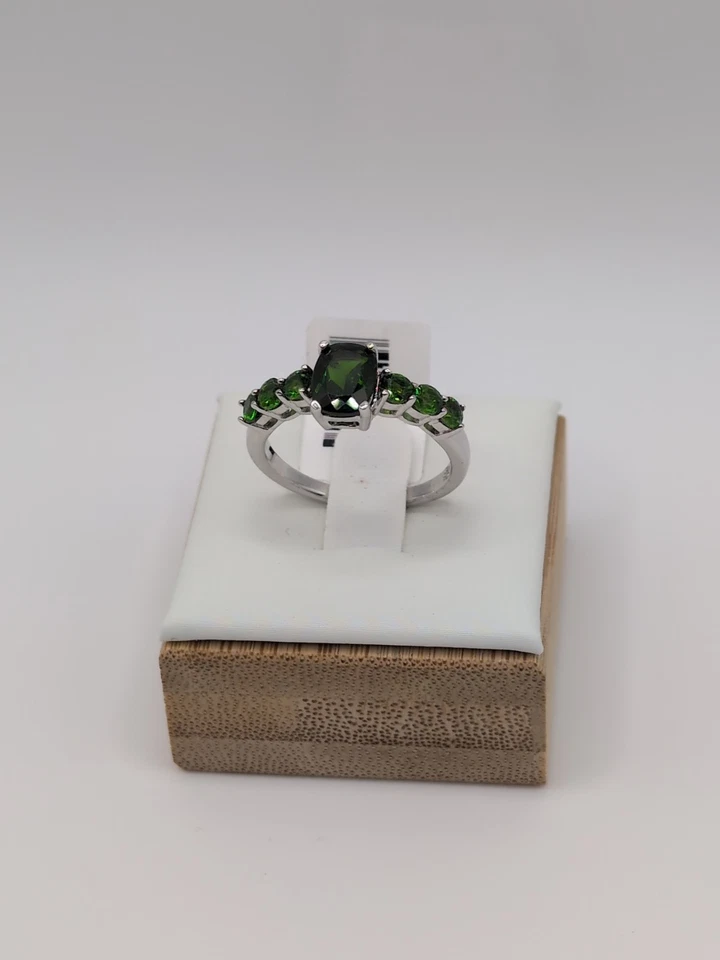 Impresionante Anillo BBJ 7 Piedras Ruso Cromo Diópsido Chapado en Rodio Plata Esterlina Foto 2 de 4