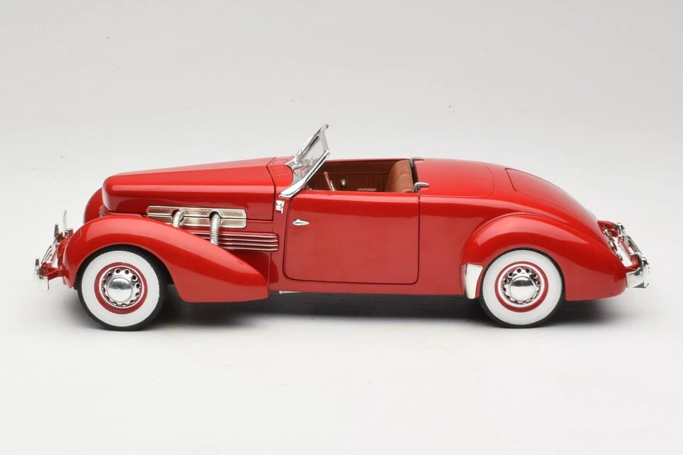 32158 Cord 812 Convertible Red American Muscle 1:18 - Image 4 of 4