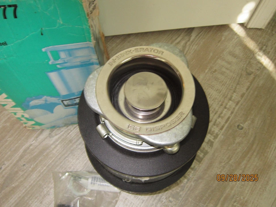 Insinkerator 77 Inoxidable, Reverso Automático, Eliminación de Basura 3/4 HP Nuevo Stock Antiguo Foto 3 de 4