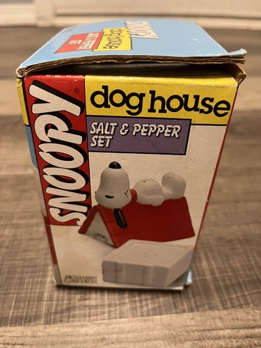 Snoopy Doghouse Peanuts Salt & Pepper Shakers Set Collectible 1994 W/ BOX - Picture 2 of 9