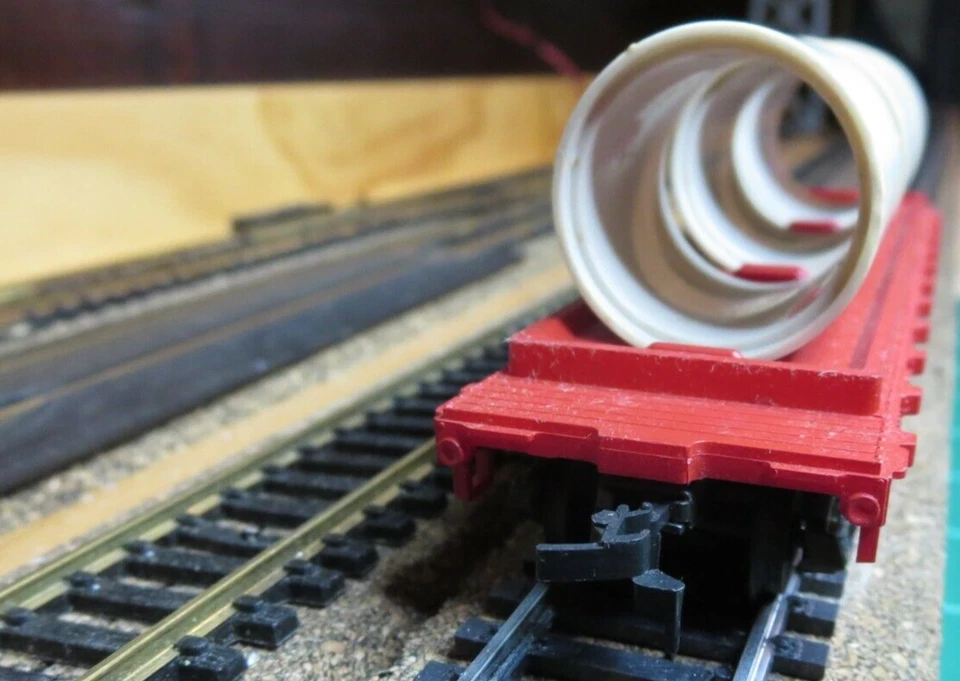 TYCO MANTUA T331B:258 HO Scale 40' Skid Flat Car with Load "Great Northern"  - Image 4 of 4