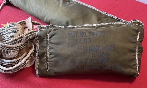U.S Vietnam Era Parachute Pack / 1975 Dated / Military Issue - Mills MFG. Corp - Picture 4 of 22