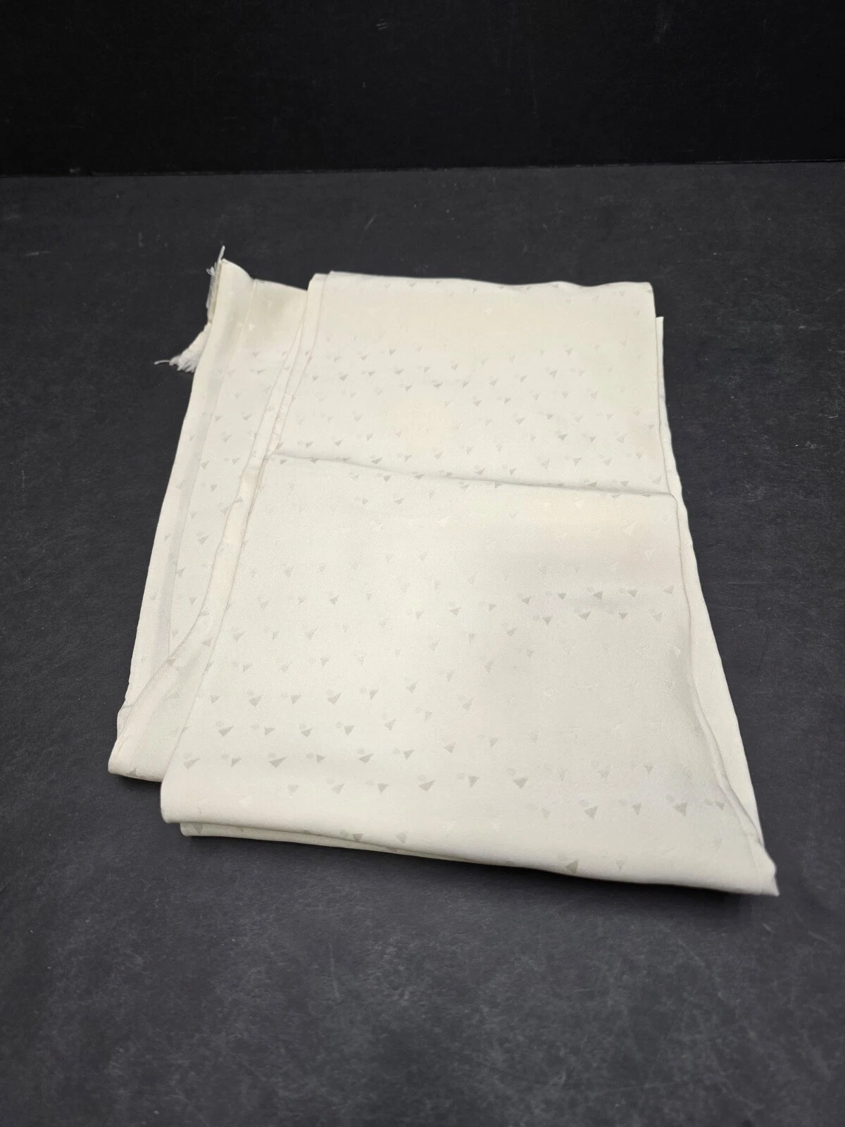 FOULARD CHRISTIAN DIOR COULEUR CRÈME AVEC MOTIF TRIANGLE, 100% SOIE