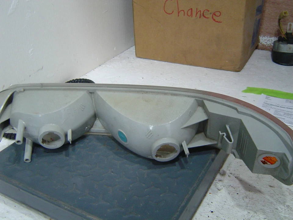 2001 Chevy 2500 Pickup Truck Right Hand Signal Light Assembly - Image 2 of 2