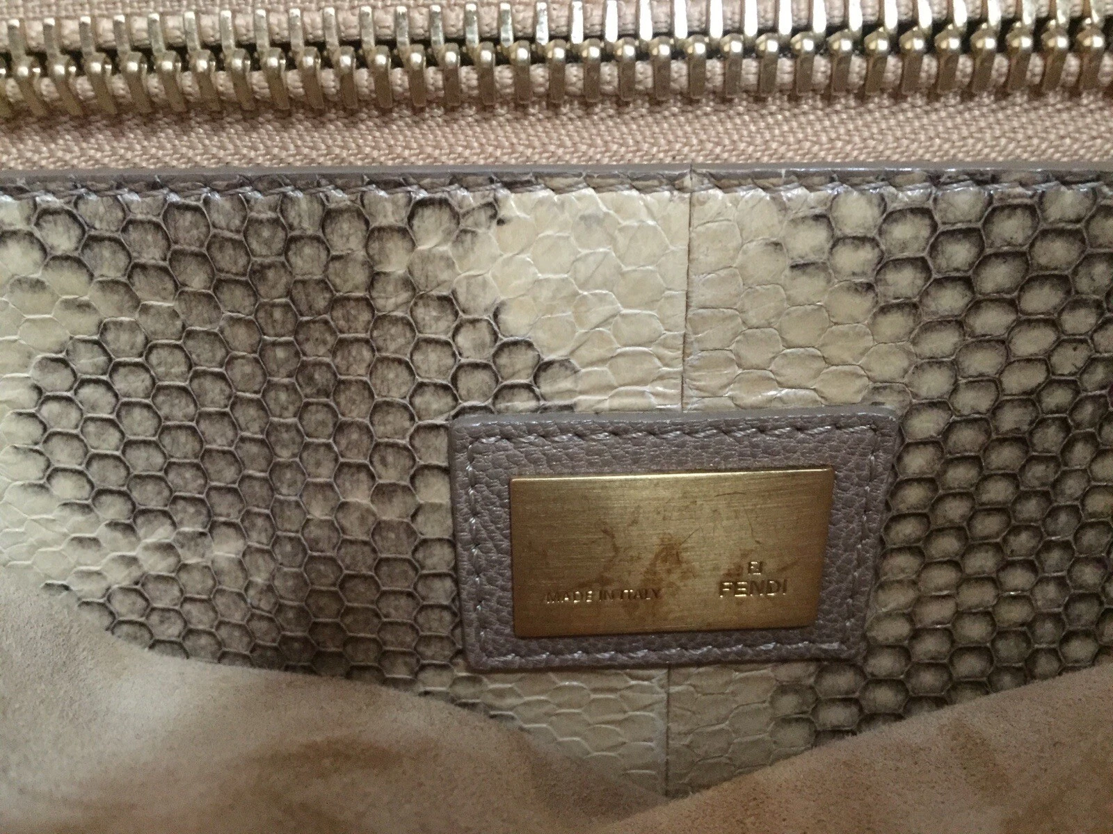 Fendi Peekaboo Large Grey con interni in pitone.