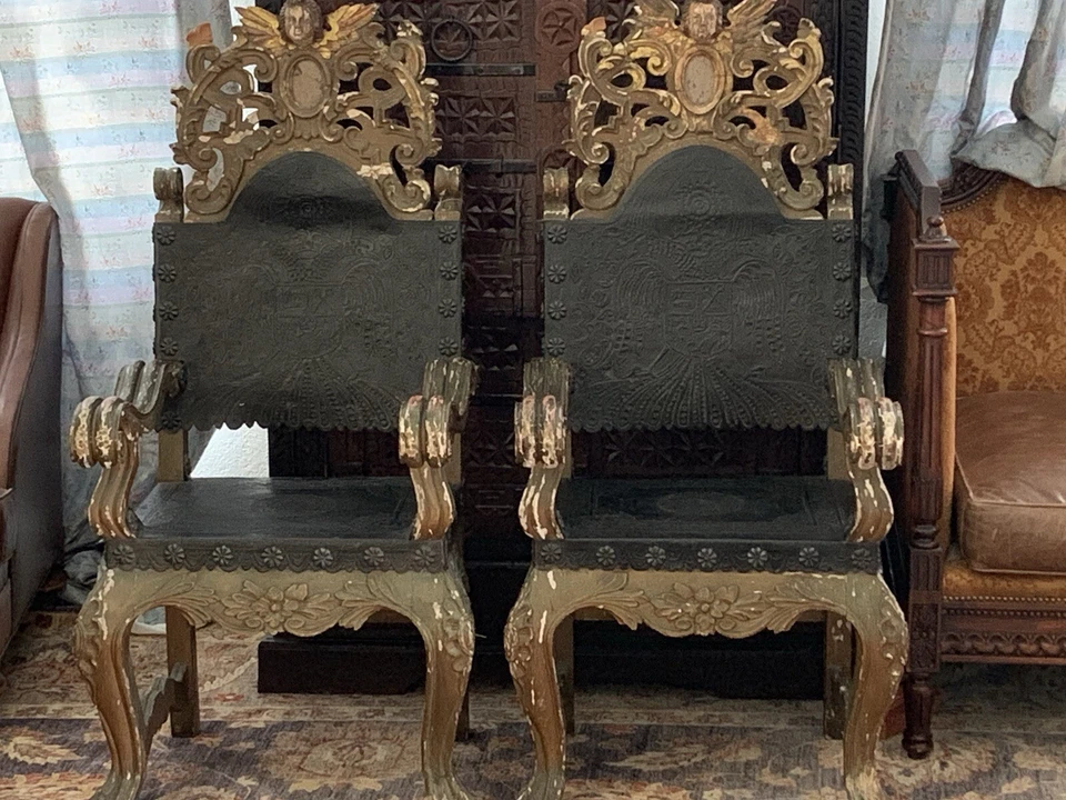 Sillas de comedor antiguas coloniales españolas del siglo XVII de cuero tronos Foto 2 de 4