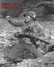 WW2 Picture Photo American soldier in the batle 5873 8x10in