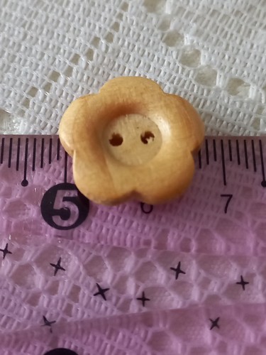 4 Flower Shaped Wood 2 Hole Buttons. Approx - 18 mm - Picture 2 of 3