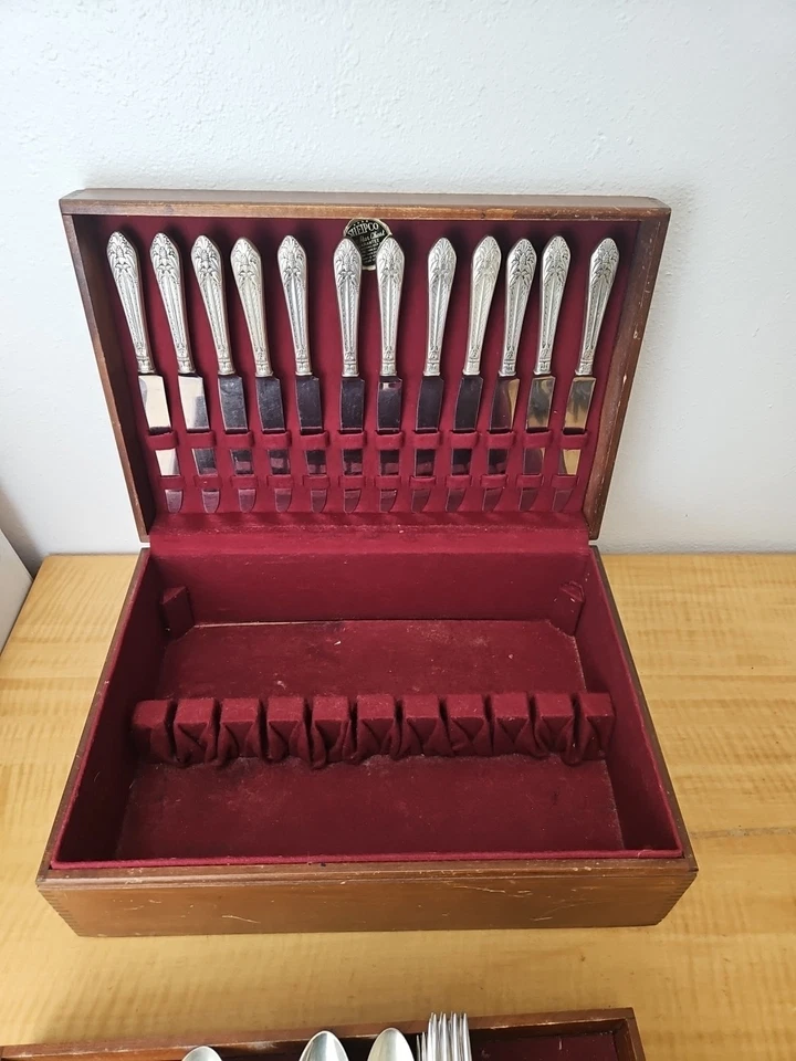 1847 ROGERS BROS. MARQUISE SILVERPLATE 56 piece SET plus box - Image 4 of 4