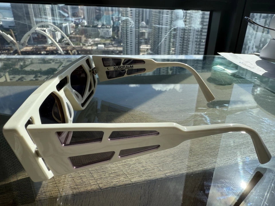 Gafas de sol Kuboraum H57 blancas escultóricas — Hechas a mano en Italia Foto 4 de 4