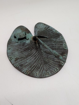 #ad Vintage Bronze GARDEN SUNDIAL FROG on a LILY PAD Made by White Swan 1986 $49.99