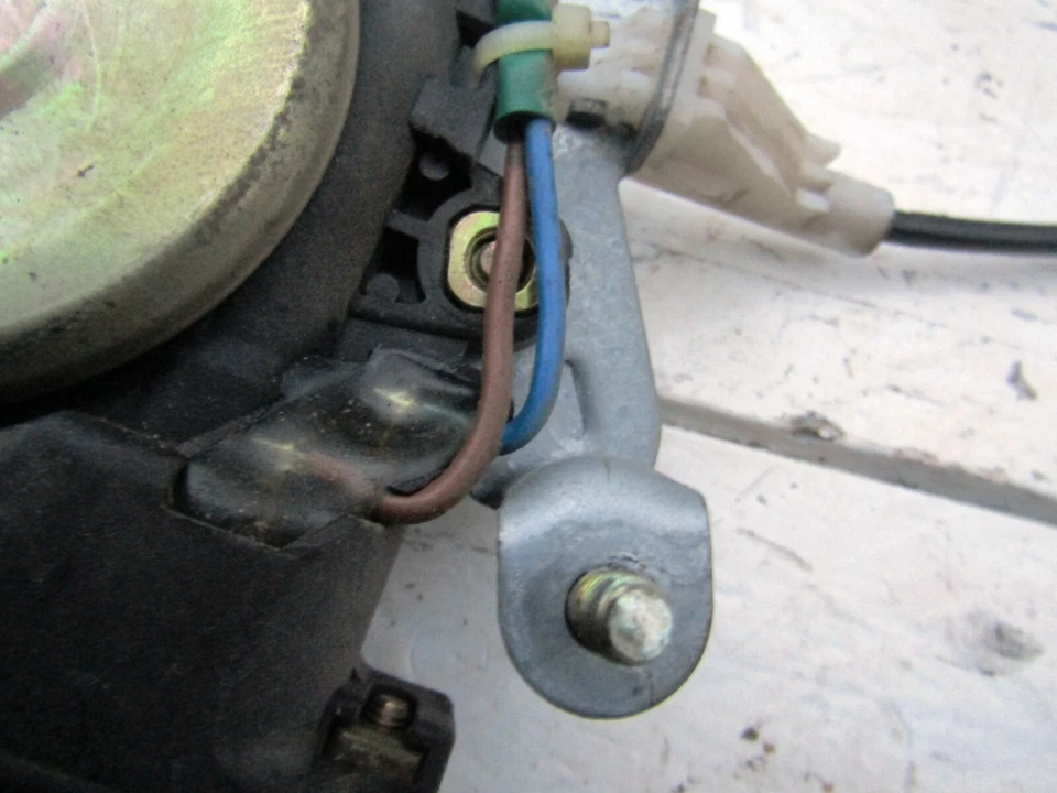 Regulador ventana lateral izquierda trasera Daewoo Nubira modelo 1999 03 SDN con motor usado  Foto 4 de 4