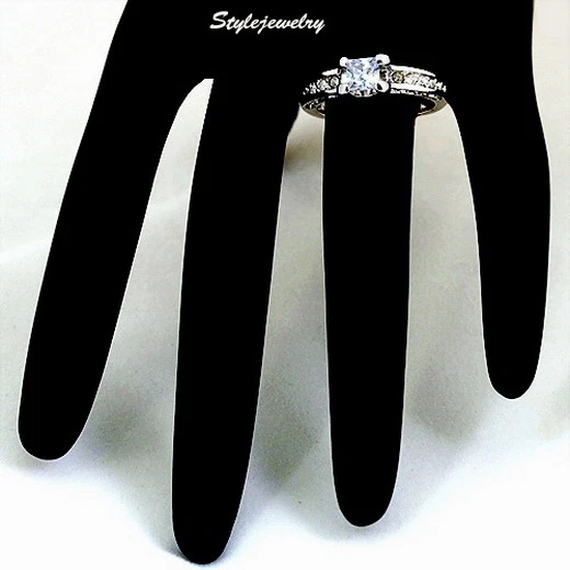 White Gold Plated Princess Cut Engagement Ring Made With Swarovski Crystal R116 — 第 3/4 张图片