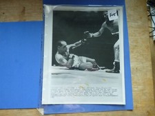 1963 ORIGINAL MEDIA BOXE  SPORT PHOTO BEBE OLSON VS JOSE TORRES KNOKED NO705