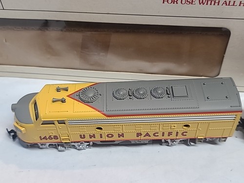 Bachmann HO Scale 61600 Union Pacific 1468 UP F9 Diesel Locomotive, Caboose Runs - Picture 6 of 19