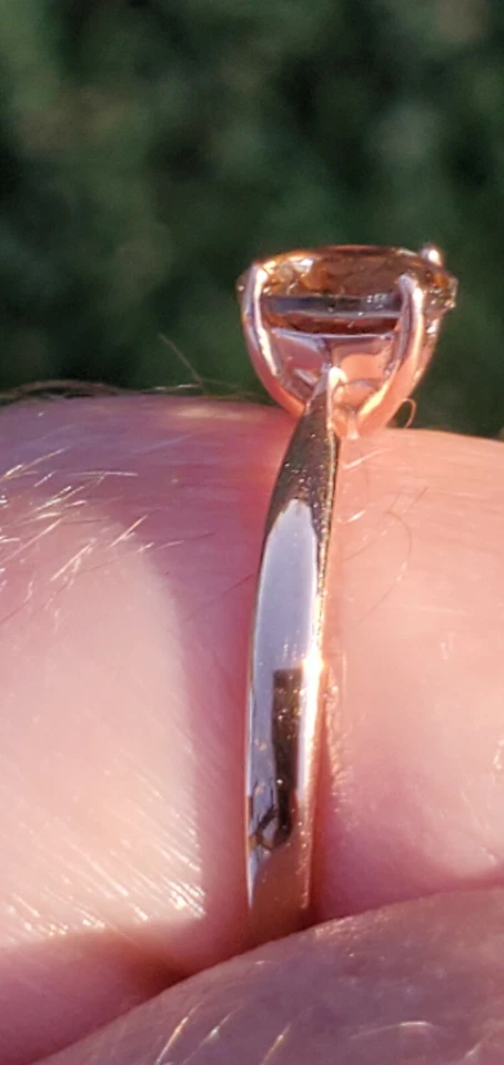 Anillo solitario de topacio ahumado creado en laboratorio corte redondo oro rosa macizo de 10 quilates  Foto 4 de 4