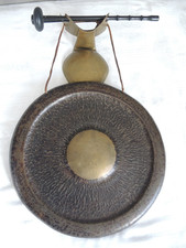 alter Wand Gong  &Oslash; 30,5 cm mit Halterung und Holzschlegel, gemarkt,  Handarbeit