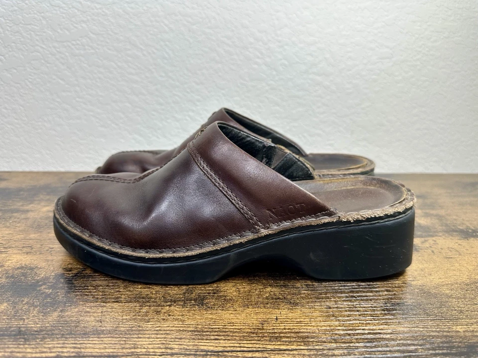 Zuecos sin cordones Naot para mujer de cuero marrón talla EE. UU. 9,5/10 UE 41 acolchados Vamp Comfort Foto 3 de 4