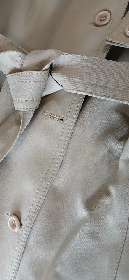 Gabardina para mujer Neiman Marcus beige con forro a cuadros cálido extraíble Foto 3 de 4