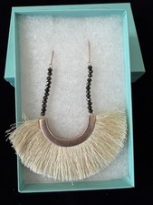 Collar media luna borla crema con detalles de cuentas