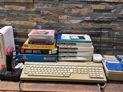Atari 1040STe Computer + Restposten Spiele, Discs, Bücher, Maus, Joystick usw.