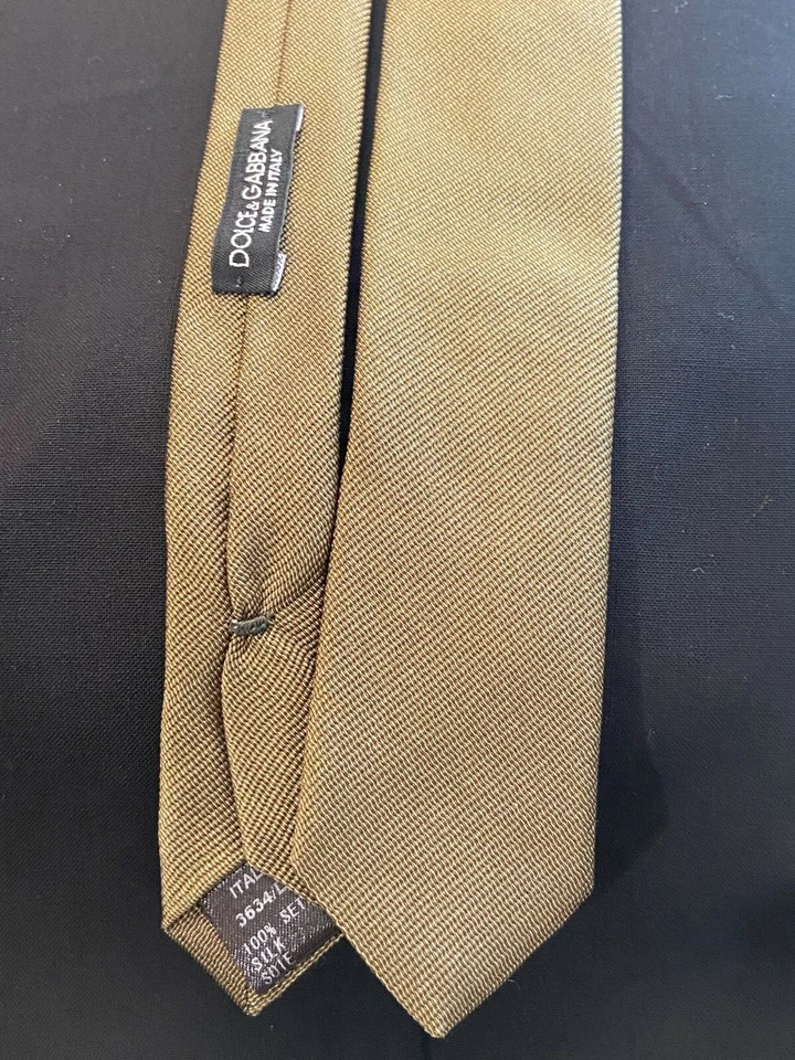Corbata Dolce & Gabbana *delgada* verde oliva - vintage - usada en excelente estado - 1,5 pulgadas de ancho Foto 3 de 4