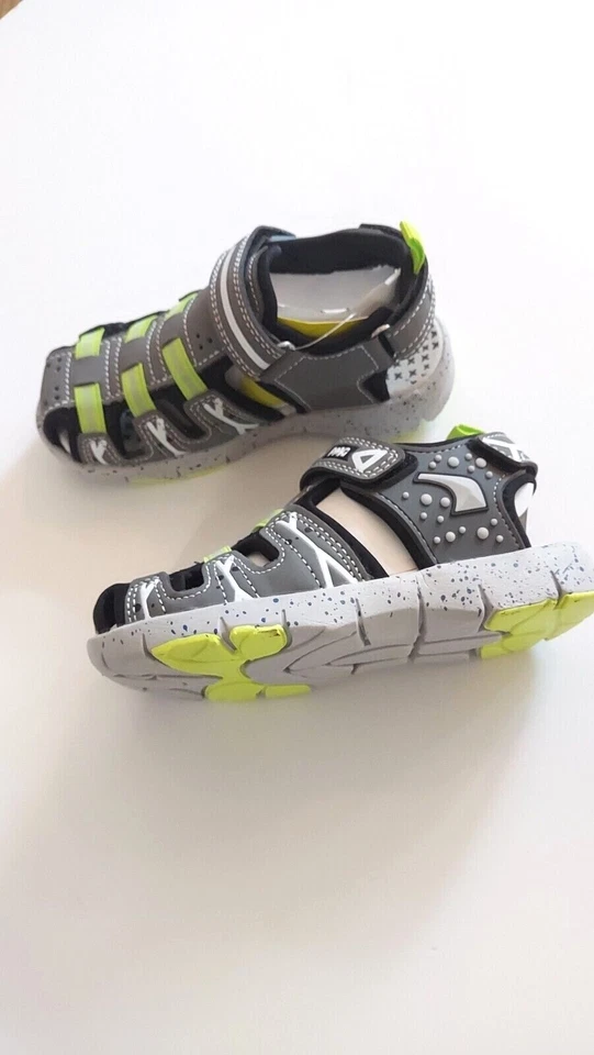 Nuevas sandalias Primigi hechas en Italia gris/lima punta cerrada, euro 24, americanas 8, nuevas en caja Foto 2 de 3