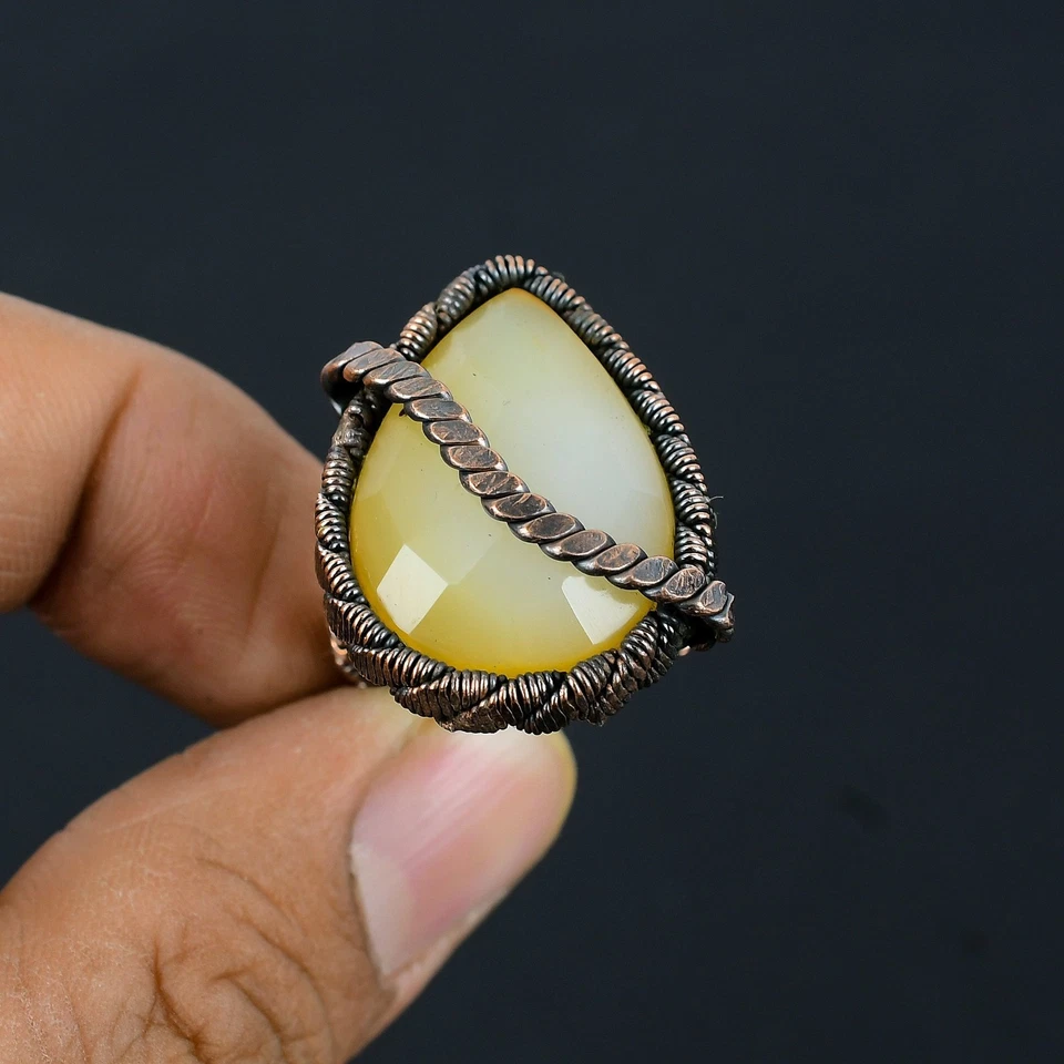 Maravilloso anillo de joyería envuelto en alambre de cobre con piedras preciosas hechas a mano de calcedonia amarilla Foto 4 de 4