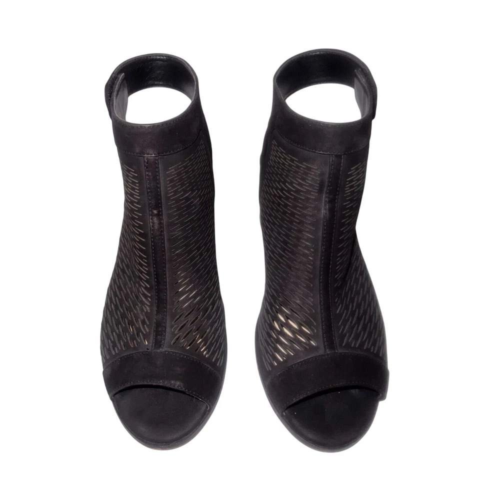 Botas de salón Vince Camuto para mujer talla 10,5 M negras de gamuza lava perforadas punta abierta Foto 3 de 4