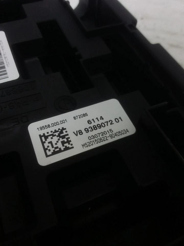 Caja de conexiones de fusibles trasera montada en el maletero BMW 328i 2016 61149389072 Foto 3 de 4