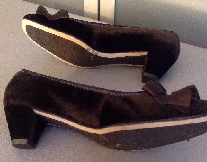 Zapatos 7 1/2 Marrón Terciopelo BCGB Max Azria Foto 4 de 4