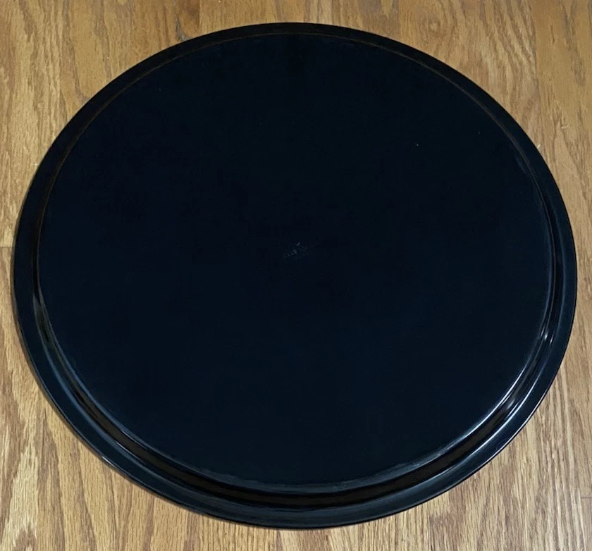 Bandeja grande redonda de metal Kate Spade New York Ampersand blanca y negra 17,5" Foto 2 de 3