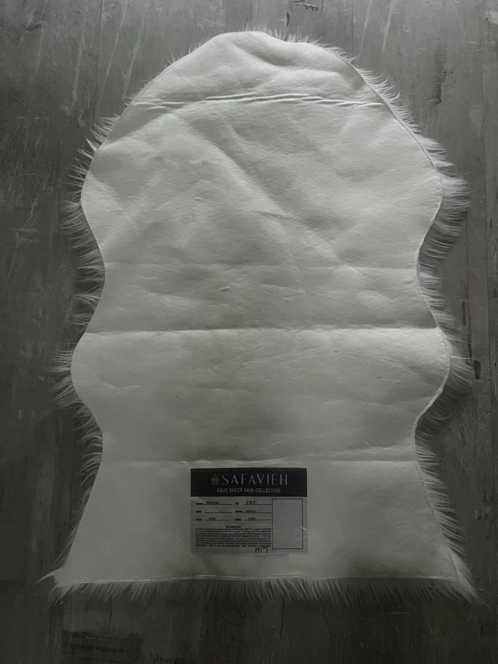 Alfombra Safavieh imitación piel de oveja 2' x 3' acento blanco piel nueva sin etiquetas Foto 2 de 4