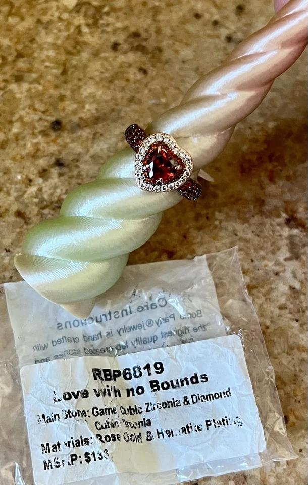 Anillo corazón Bomb Party RBP6819 Love With No Bounds granate circonita cúbica y diamante circonita talla 6 Foto 4 de 4