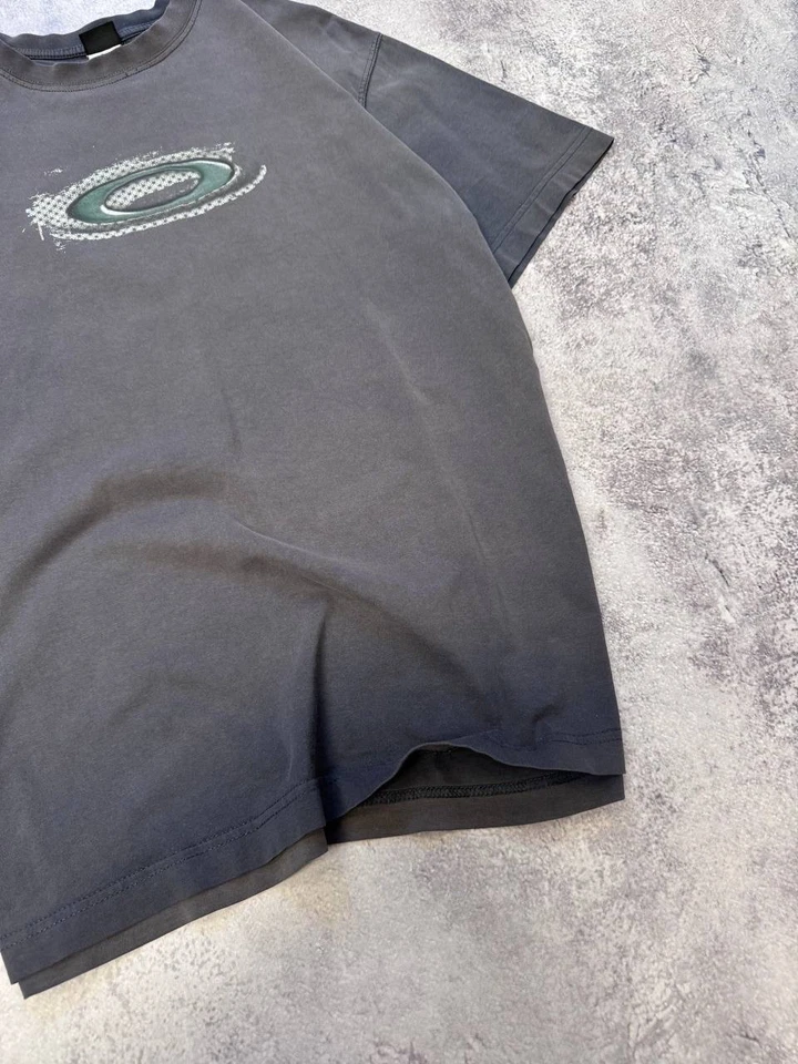 Camiseta Oakley Vintage Años 00 Desteñida por el Sol Centro Logo Grande Foto 4 de 4
