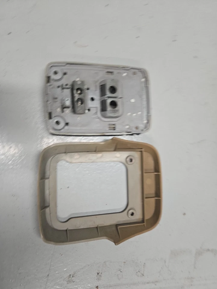 Luz domo Mitsubishi Montero/Raider SWB 1986-89 Foto 4 de 4