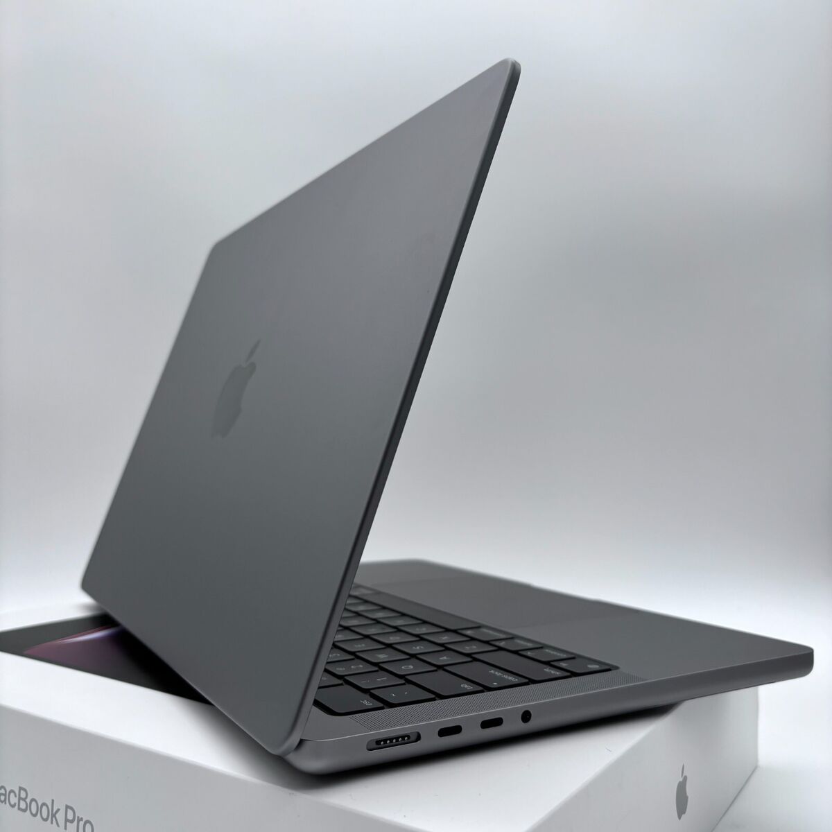 Apple MacBook Pro 14 Apple MacBook Pro 14