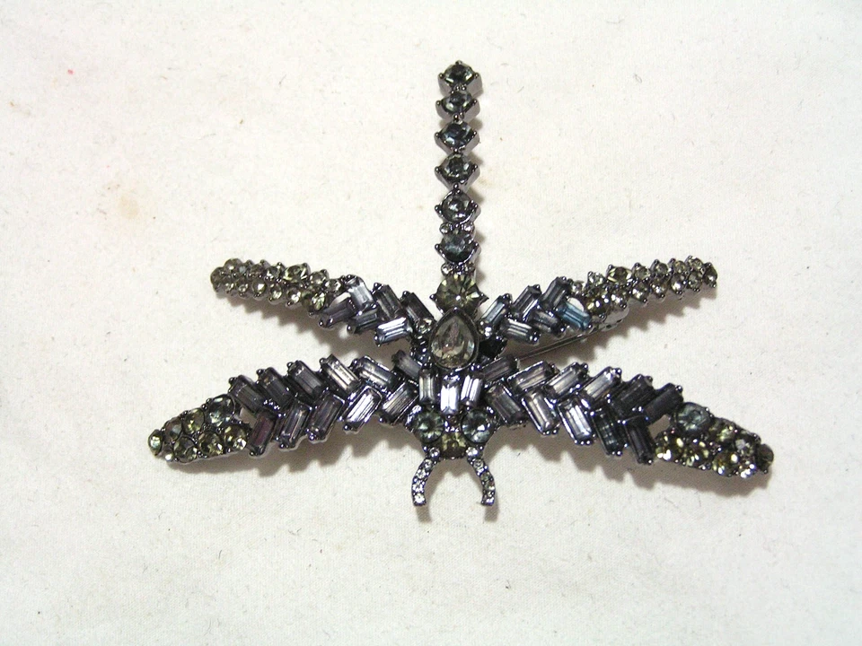 ...Simplemente Vera Wang... Broche Libélula Gris Tono Plata, Cristales Grises... Foto 3 de 4