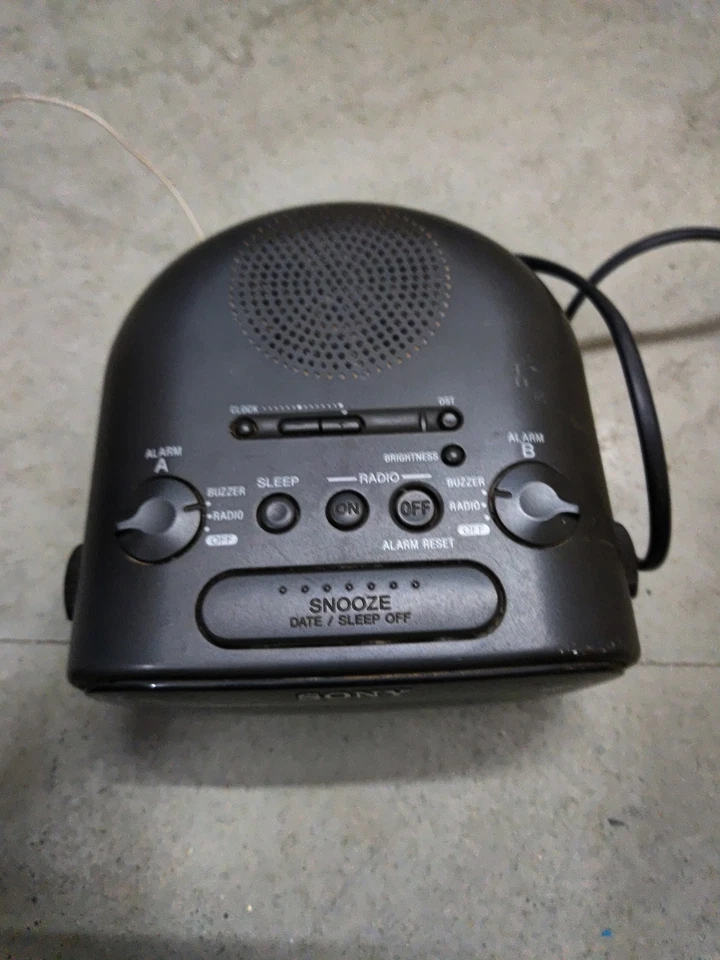 Sony Dream Machine ICF-C318 Black LED Display Dual Alarm AM/FM Clock Radio - Image 2 of 3