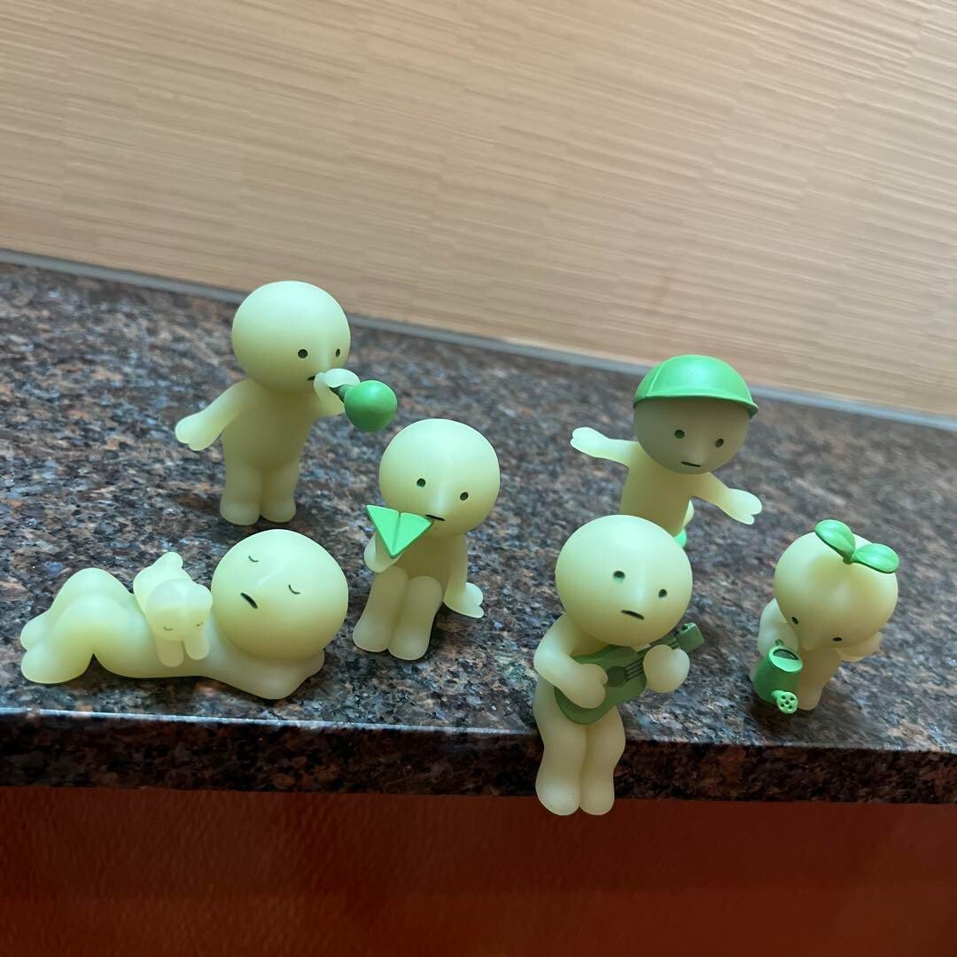 smiski 2 体です Introducing the NEW Smiski Zipperbite - Glow in the Dark