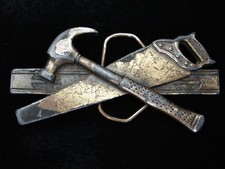 QB11157 VINTAGE 1981 HAMMER, SAW, LEVEL TOOLS COMMEMORATIVE BELT BUCKLE